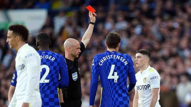 1652325122436089344.jpg Daniel-James-receives-a-red-card-during-Leeds-United-v-Chelsea.jpg